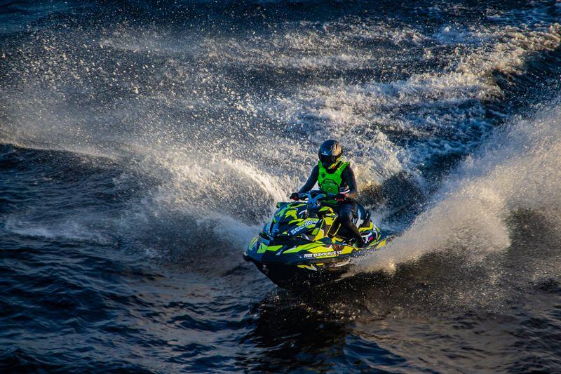 Jet ski lance a pleine vitesse sur l'eau