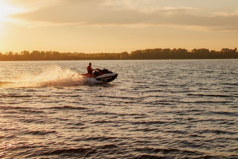 Jet ski sur un lac du Quebec au coucher de soleil