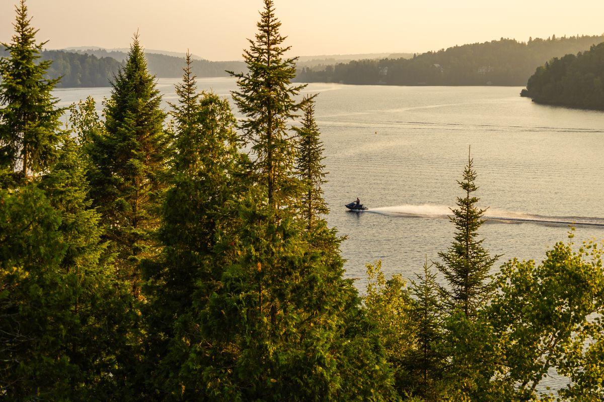 Jet ski sur un lac au Quebec au coucher de soleil